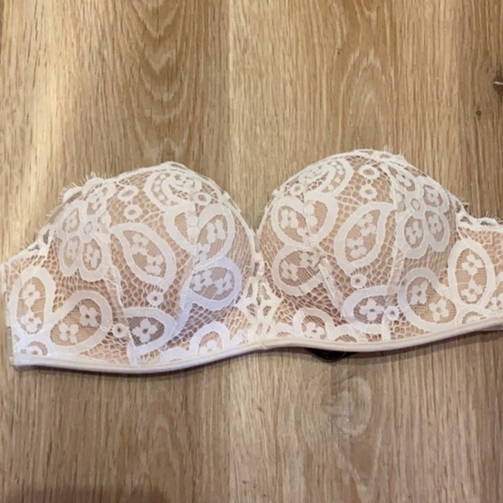 VS Strapless Bombshell Bra White Crochet Lace  32A - Picture 3 of 5